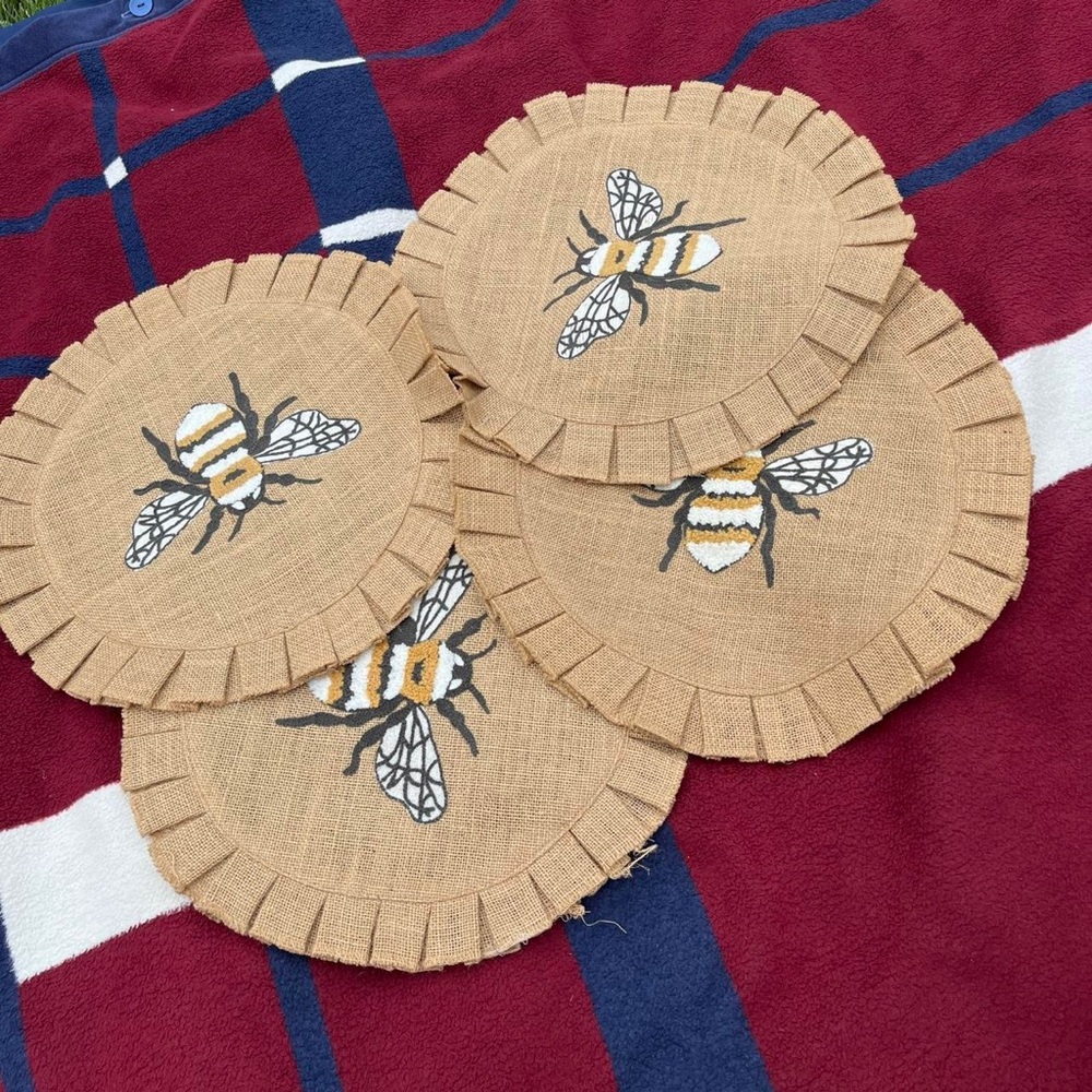 NICOLE MILLER Set (4) Ruffled Placemats Bumble Bee 15in Round Burlap Textured